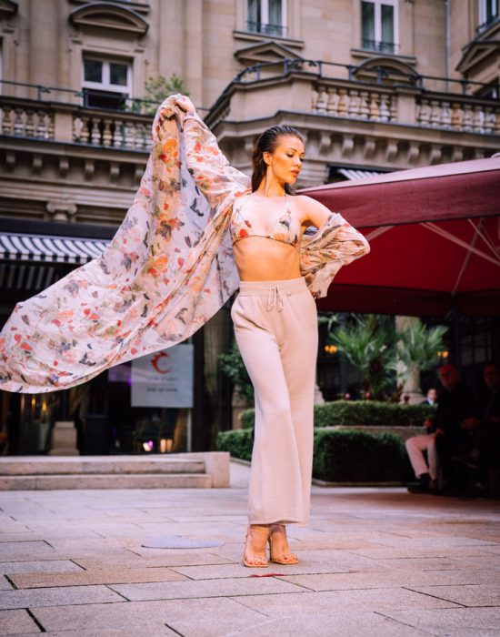 Ein weiteres Model tanzt mit Designstück bei Fashion Show – Performance-Fotografie Frankfurt